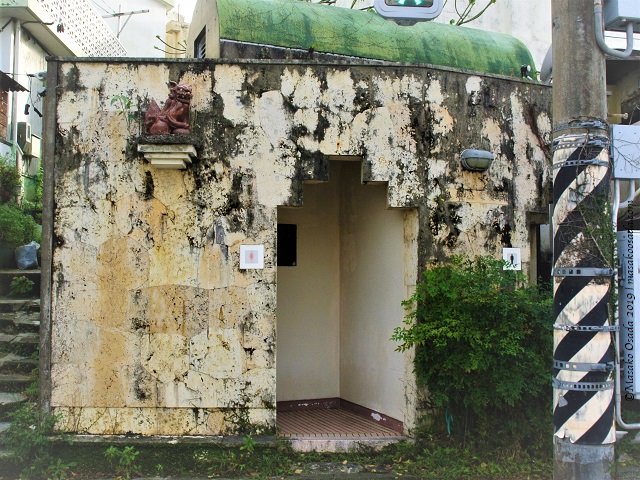 Shiisaa at public toilets, Naha, Okinawa, November 2019