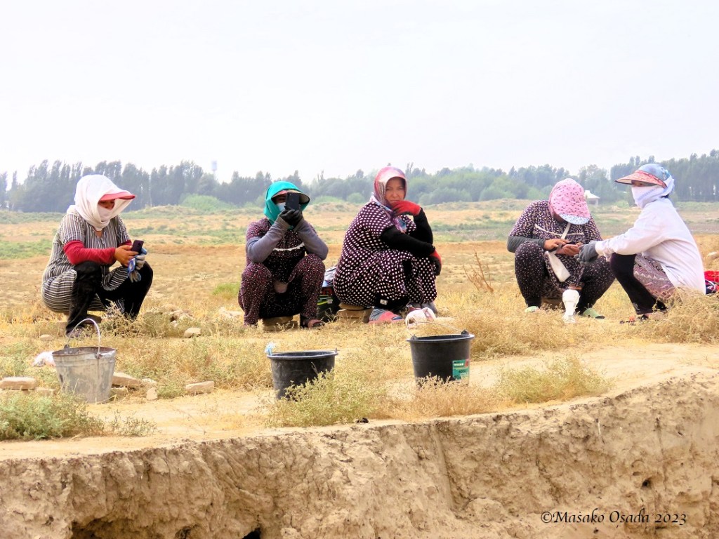 Excavation assistants. Kanka, Uzbekistan