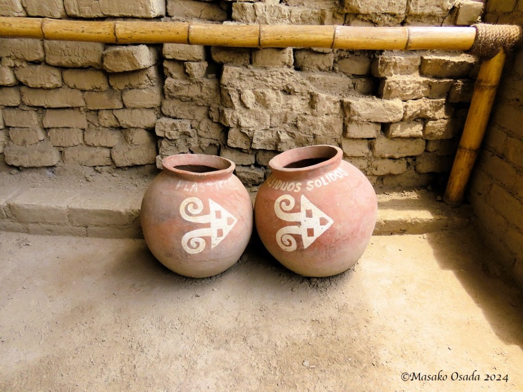 Large pots for "plastic" and "solid waste". El Brujo