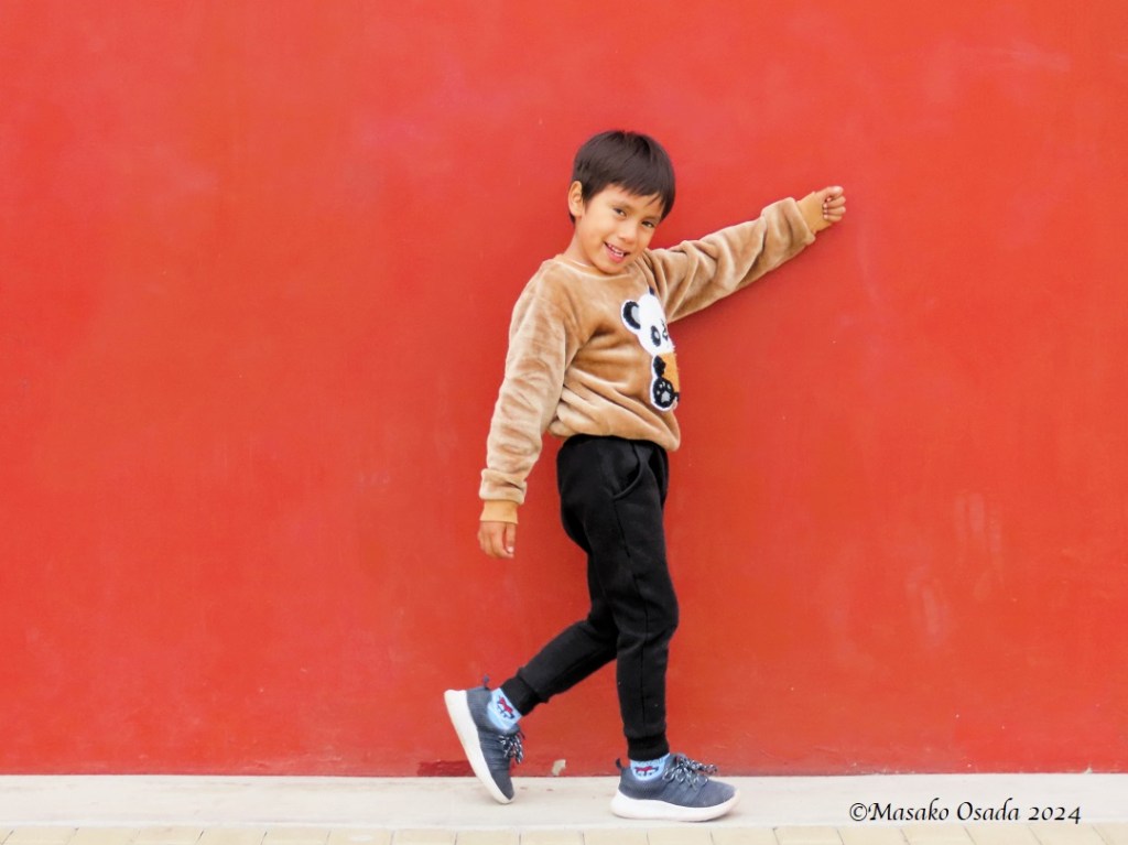 Boy in front of Museo de Sitio Huaca Ragada, Sipán