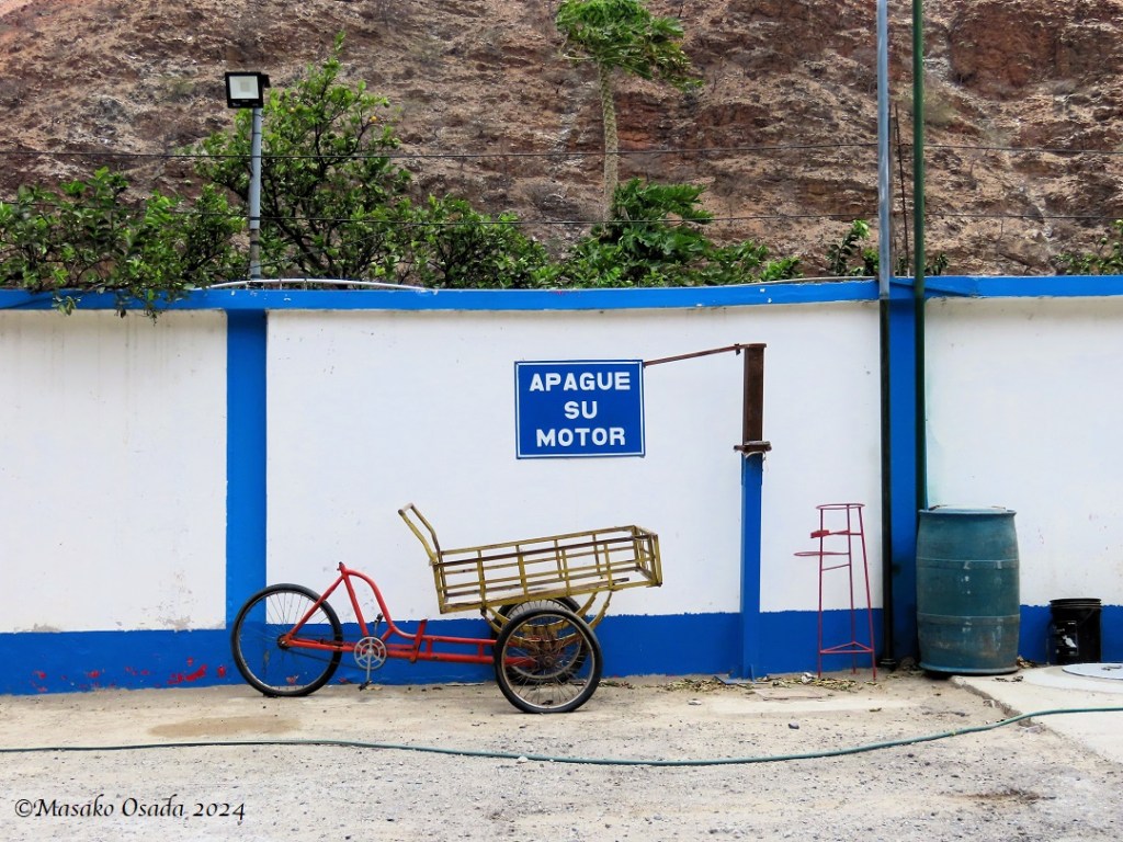 "Turn off the engine". Petrol station somewhere between Chiclayo and Chachapoyas