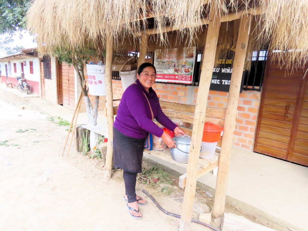 Lady selling "chiclayo". Cruz Pata
